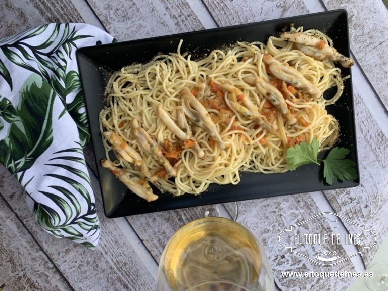 Incorporamos la pasta y salteamos todo junto.